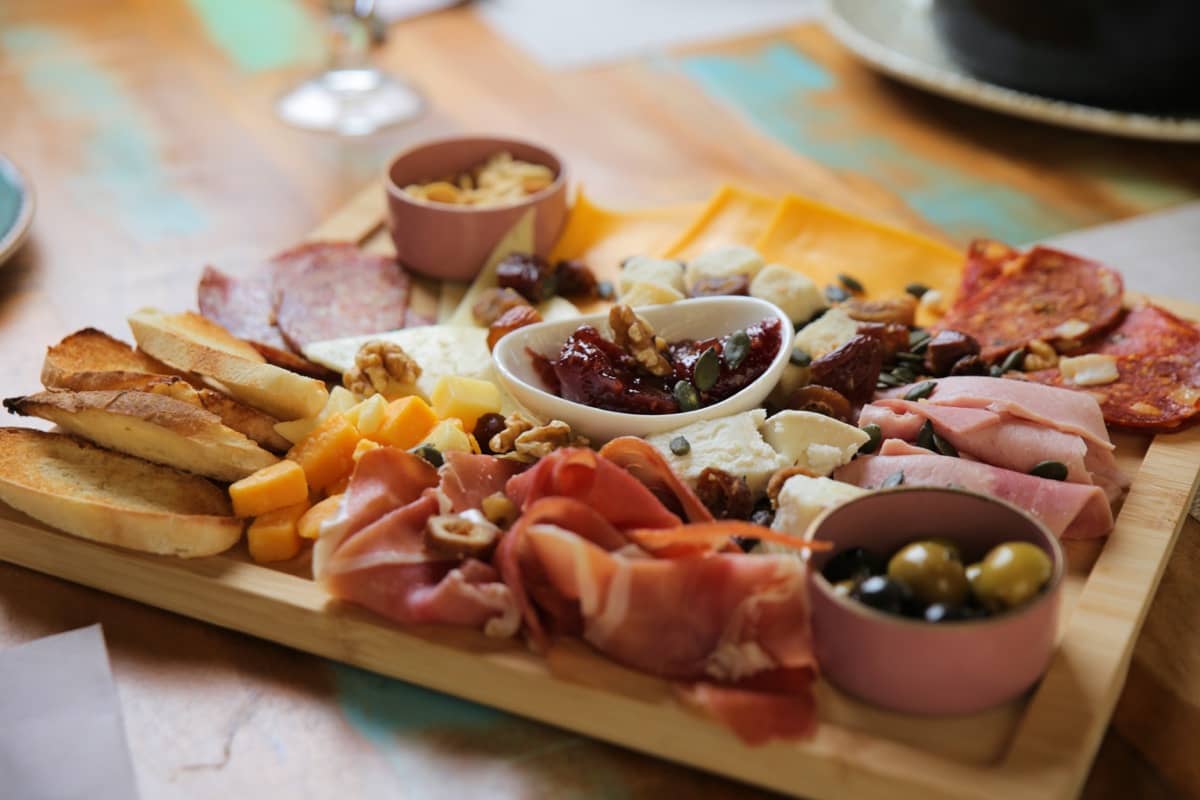 (c) https://arterestobar.com/wp-content/uploads/2024/04/tabla-fiambres-y-quesos.jpg